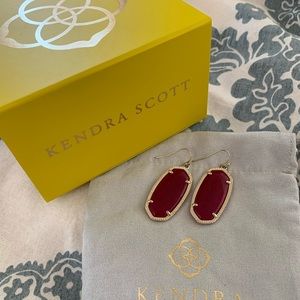 Elle Earrings Burgundy in Gold